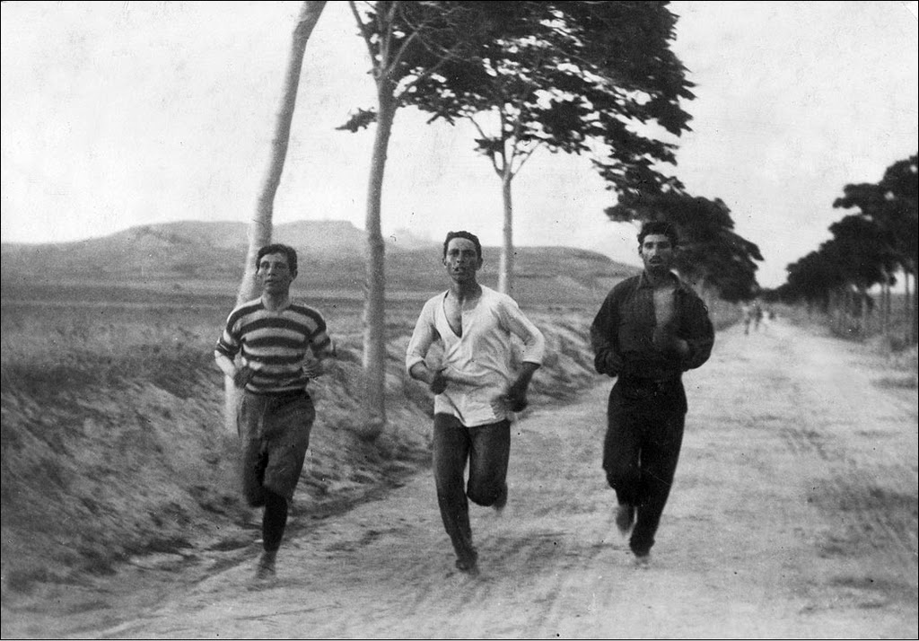 第1届奥林匹克运动会（1896年希腊雅典奥运会）马拉松比赛中间跑者为Charilaos Vasilakos