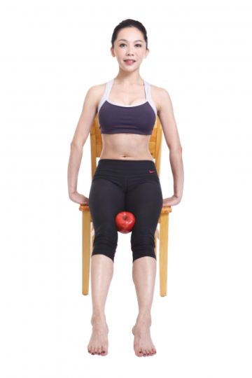 《史上最强有氧伸展！零脂肪苹果操》书籍摘录：腿夹苹果向上抬动作及对应锻炼肌群