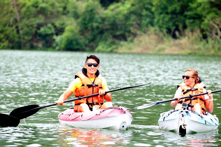 铁人一哥谢昇谚(左)与京奥金牌Emma(右)赛前体验独木舟游梅花湖 体验梅花湖美丽风景