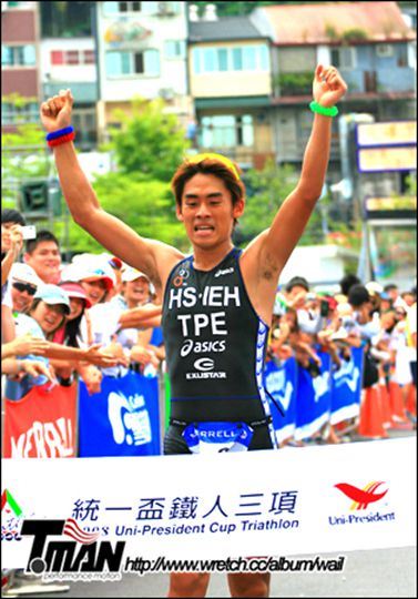 2008年统一盃是铁人一哥谢昇谚第一个拿到的冠军，冲线后看到一年没见的父亲