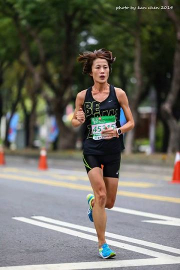 不输素人跑者、市民跑者的奋斗历程，坚持奋战精神与态度的悬念──傅淑萍