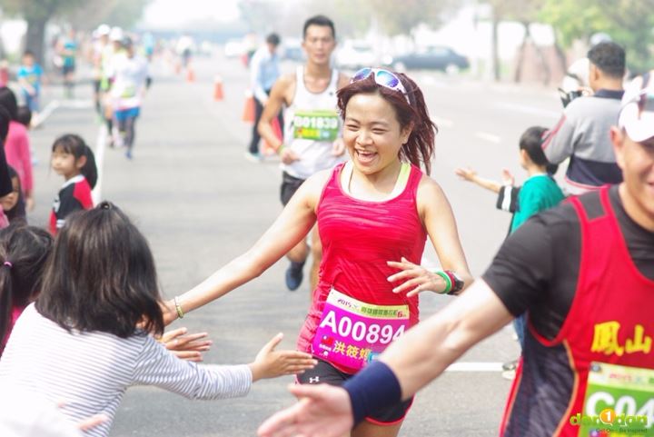 台湾马拉松选手比赛加油