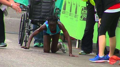 马拉松跑步比赛终点线爬到终点马拉松女子选手Hyvon Ngetich