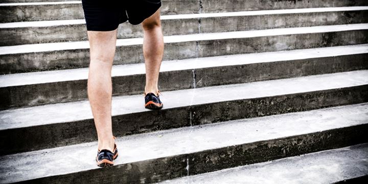 肌力与体能训练跑步力量训练辅助专项速度训练登阶抬腿跑楼梯