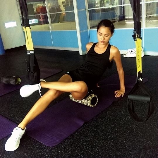 美女名模王丽雅性感女性健身房泡沫轴肌肉放松训练