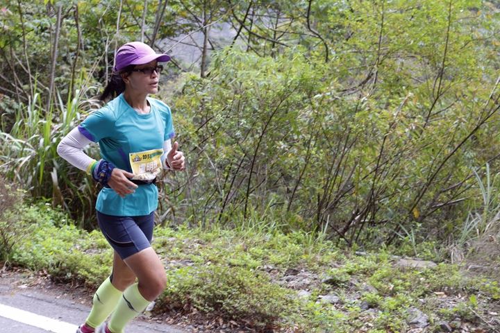 台湾超级马拉松跑者运动员卢明珠跑步女生运动美女