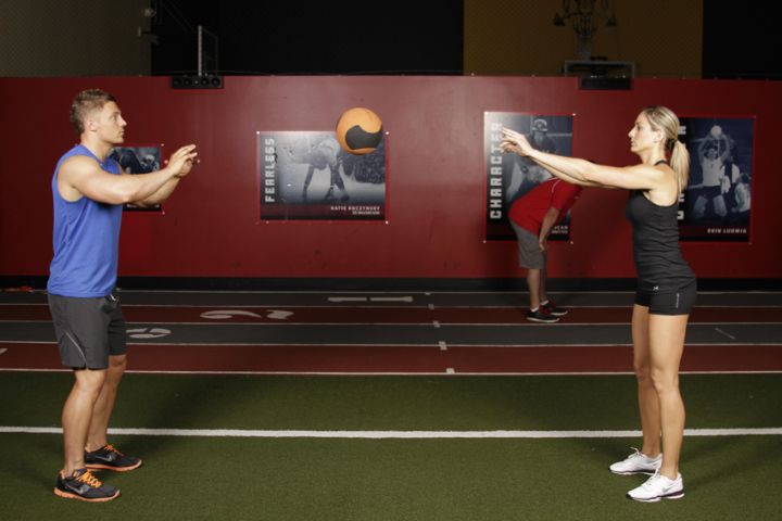 Medicine Ball Chest Pass|站姿胸前推 - 肌力与体能训练动作