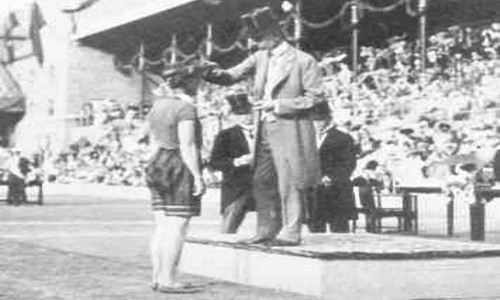 第5届奥林匹克运动会（1912年瑞典斯德哥尔摩奥运会）马拉松比赛冠军Kenneth mcartur
