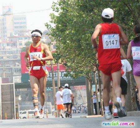 许振军,马拉松倒跑纪录,中国倒跑第一人