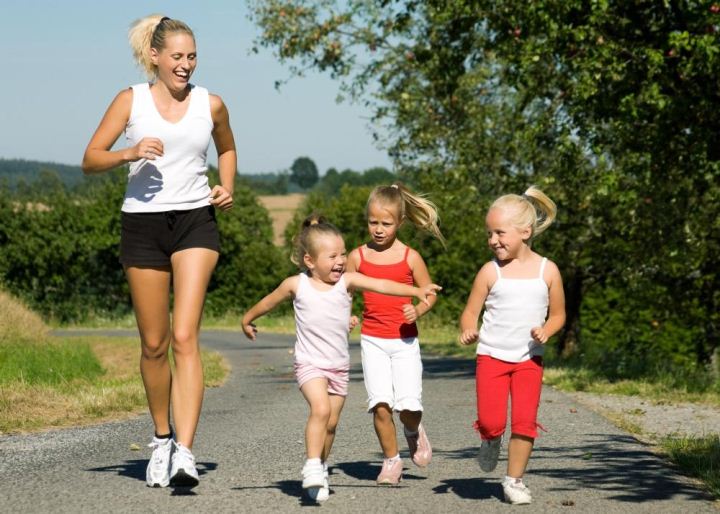 女性妈妈跑步爱好者 小孩家庭跑步 mom runner